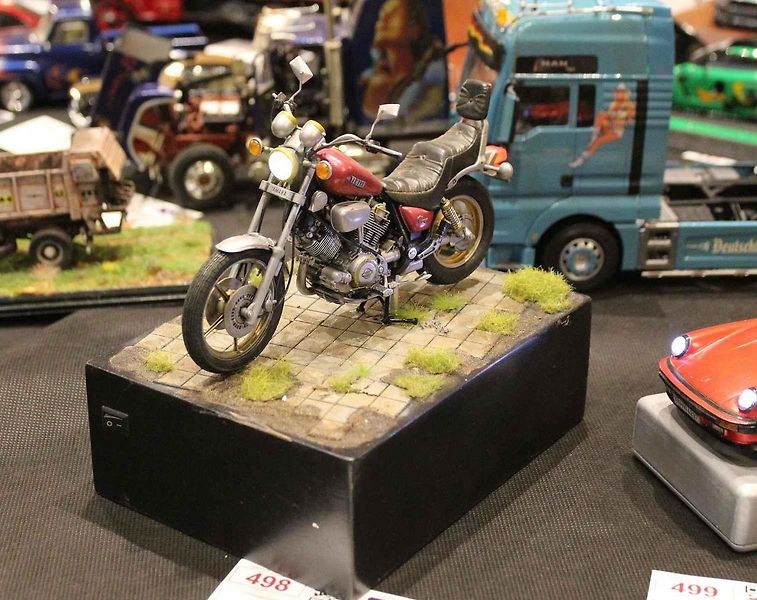 Přes šest stovek modelů bylo k vidění při 22. ročníku soutěžní výstavy Kladenská Wejhybka. Na snímku je malá dioráma s motocyklem Wanderer 4HP z roku 1916.