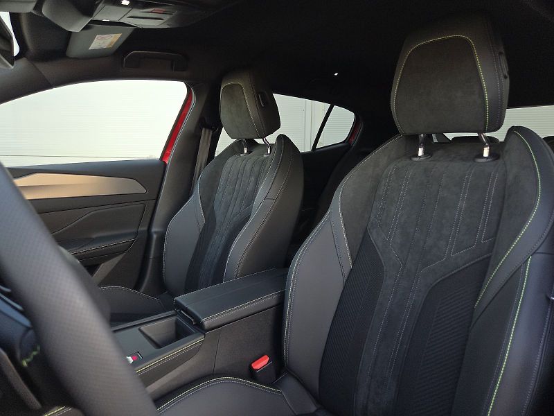 Peugeot 408 (2026) GT Hybrid 145 e-DCS6 - fotka 15 z 16