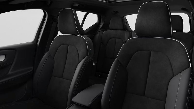 Volvo XC40 (2026) Black Edition Preal White B3 - fotka 10 z 11