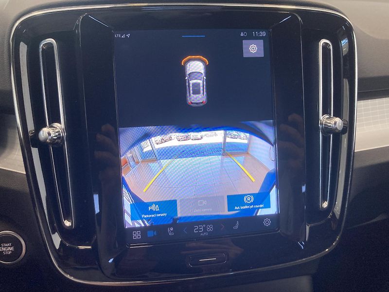 Volvo XC40 B3 FWD PLUS DARK - fotka 26 z 29