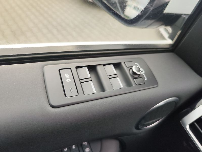 Land Rover Discovery 3.0 Td6 HSE/190kW Pano 7.míst - fotka 36 z 38