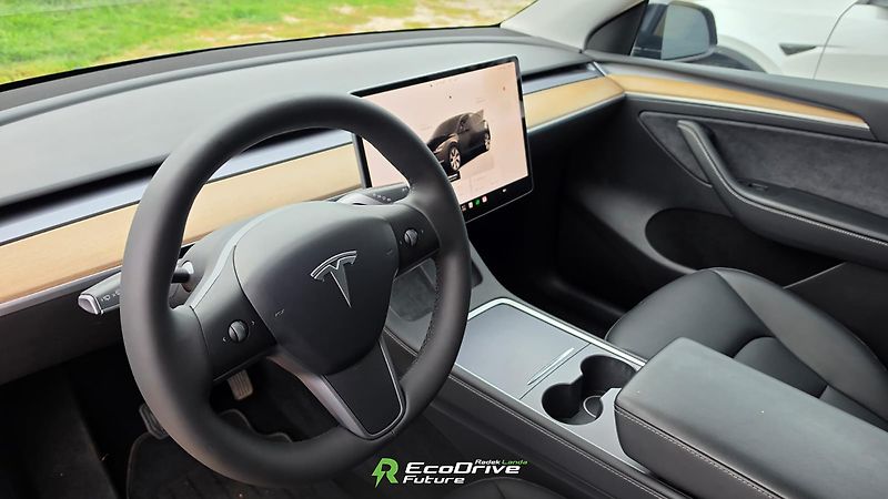 Tesla Model Y (2023) RWD | Standard Range, LFP - fotka 7 z 12