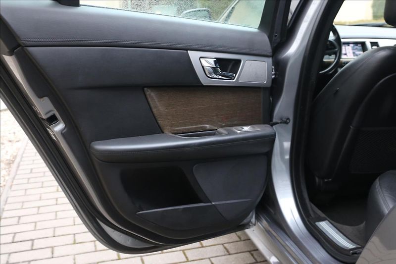 Jaguar XF 3,0 ČR, Automat, Navigace - fotka 39 z 46