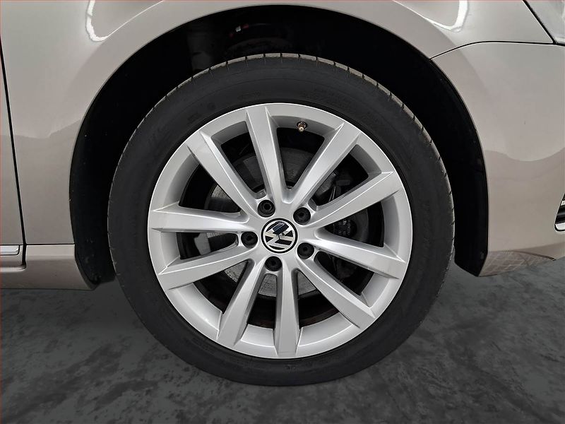 Volkswagen Passat (2013) 2.0 TDI, Automat, Navi, Xenony - fotka 15 z 23
