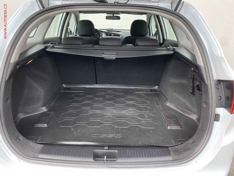 Kia Ceed (2017) 1.6 GDi, AC, navi, kamera - fotka 7 z 18