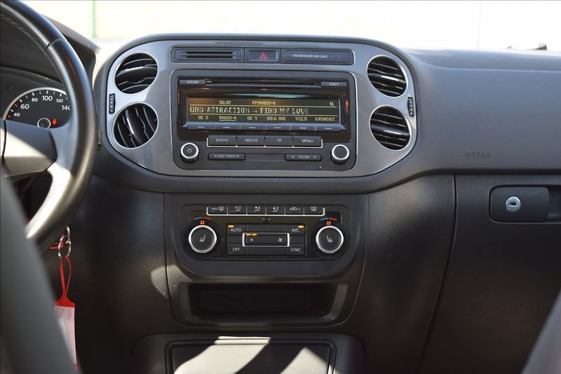 Volkswagen Tiguan 1,4 i 90kw BI-XENON PANORAMA - fotka 20 z 44