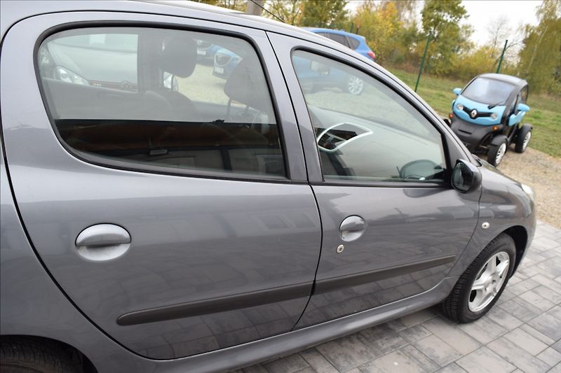 Peugeot 206 1,4 i + 54KW SERVISKA ALU - fotka 10 z 41