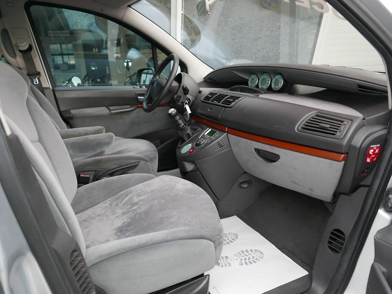 Citroën C8 2,2 HDi 94kW REZERVACE - fotka 21 z 32