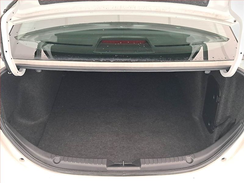Mazda 3 (2014) 2.0 Skyactiv-G, Xenony - fotka 14 z 16