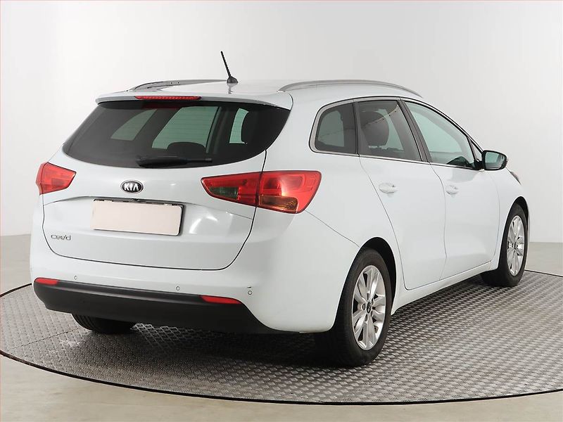 Kia Ceed (2016) 1.6 GDI, Automat, Tempomat - fotka 5 z 19
