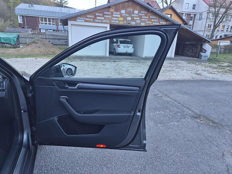 Škoda Superb Combi 2,0TDi DSG 110kw 17ALU - fotka 39 z 48