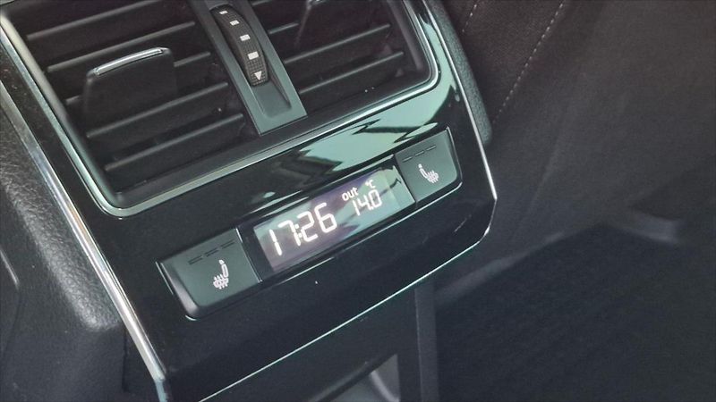Škoda Superb 2,0 TDI 110 KW STYLE DSG ČR - fotka 22 z 26