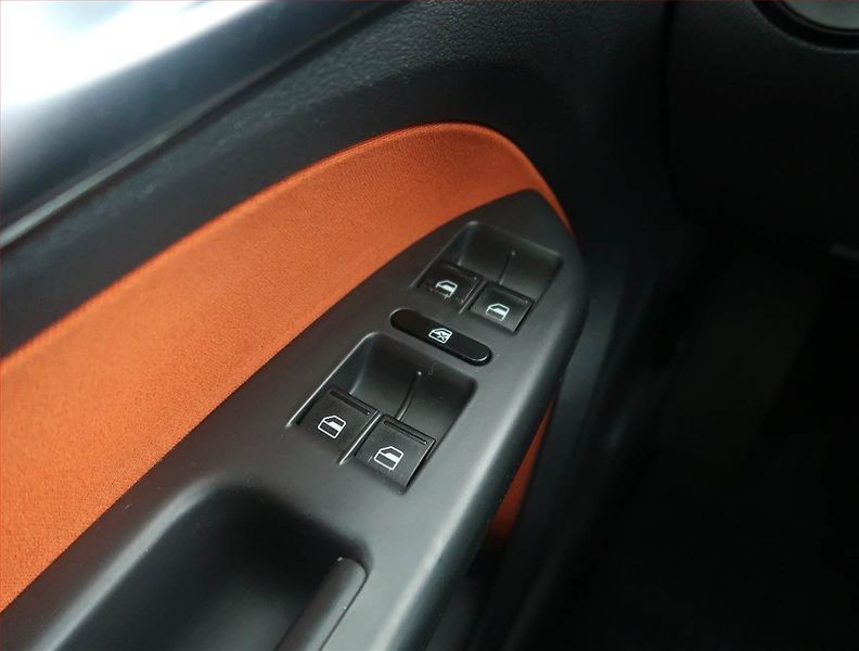 Volkswagen Touran (2007) Cross 2.0 TDI, Automat, 7 míst - fotka 15 z 16