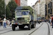 Historická kolona vozidel projela v sobotu odpoledne brněnským náměstím Svobody.