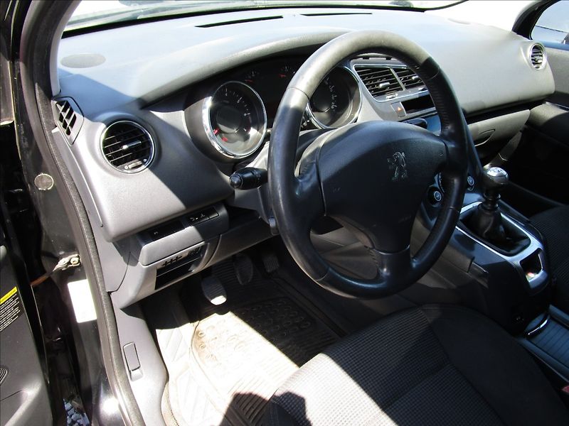 Peugeot 5008 1.6 THP aut. Klima, 7 míst - fotka 10 z 50