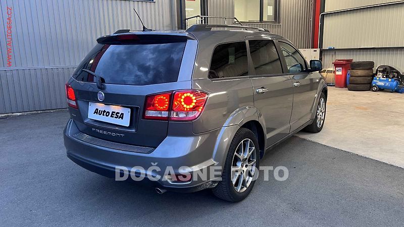 Fiat Freemont (2012) 2.0 JTD 4x4, 7míst, AT, navi - fotka 2 z 3