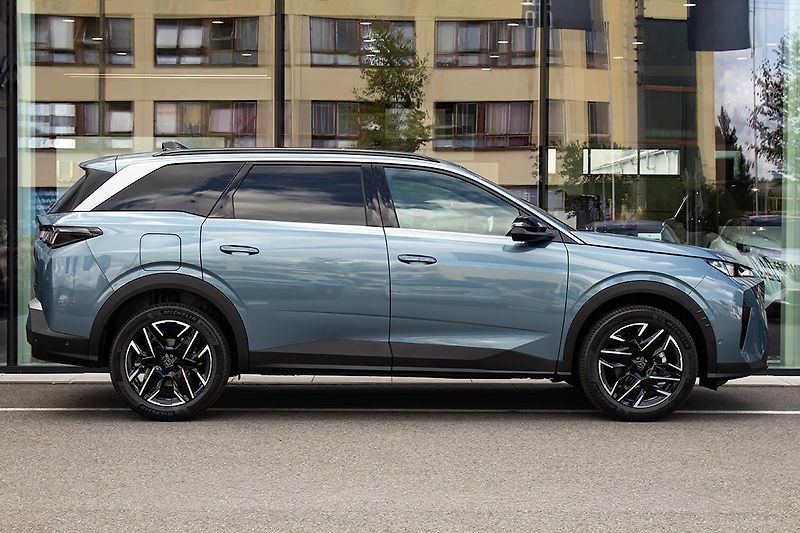 Peugeot 5008 (2026) 1,2 ALLURE Hybrid 145 e-DCS6 - fotka 4 z 18