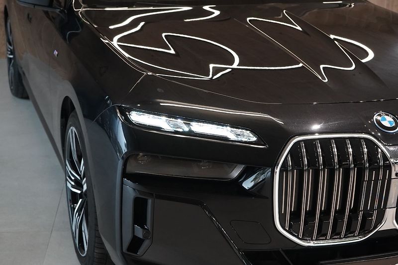 BMW Řada 7 750e xDrive,Televize,EL. dveře - fotka 5 z 50