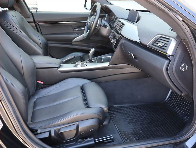 BMW Řada 3 (2018) 320d xDrive GT, 4X4, Automat - fotka 9 z 19