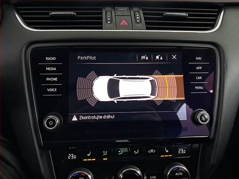 Škoda Octavia (2017) 1.6 TDI, Tempomat - fotka 16 z 19