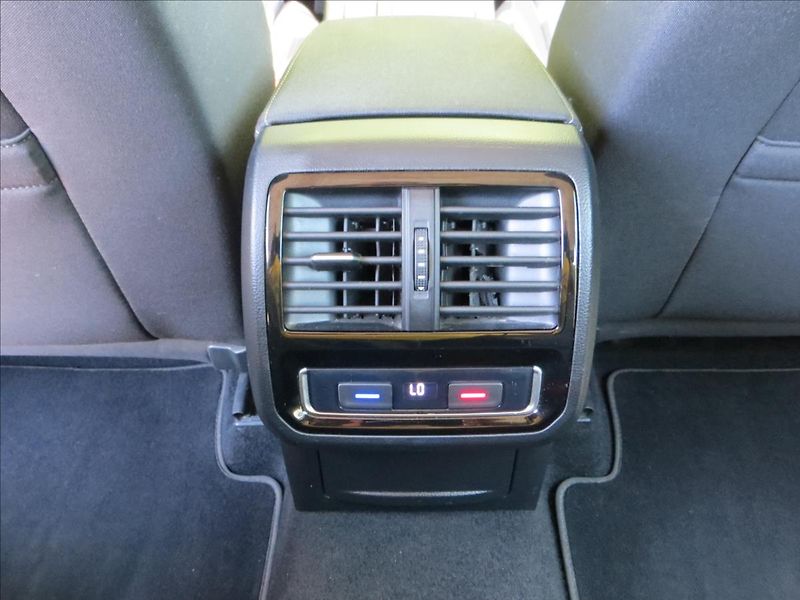 Volkswagen Passat 1,5 TSI 110kW Business ČR - fotka 22 z 23