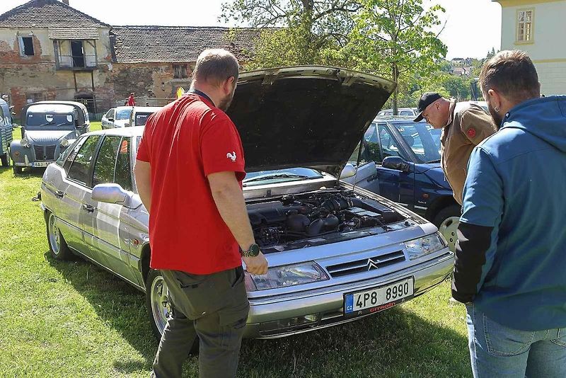 Jarní koulení - sraz automobilů a příznivců značky Citroën na zámku ve Svojšíně na Tachovsku.