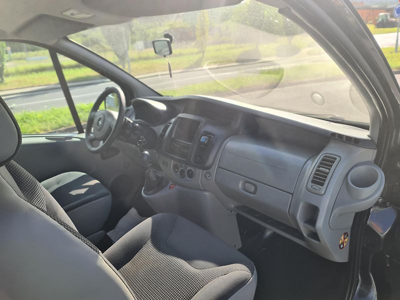 Opel Vivaro (2011) 2.0 CDTi 84-KW 8-MÍST OLOMOUC - fotka 30 z 75