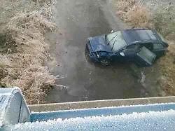 Na Nový rok skončil řidič s osobním autem v říčce Velička mezi Strážnicí a Vnorovy.