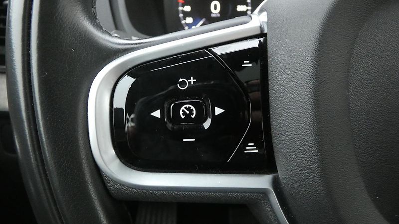 Volvo XC90 B5 AWD Inscription Auto 7míst - fotka 11 z 26