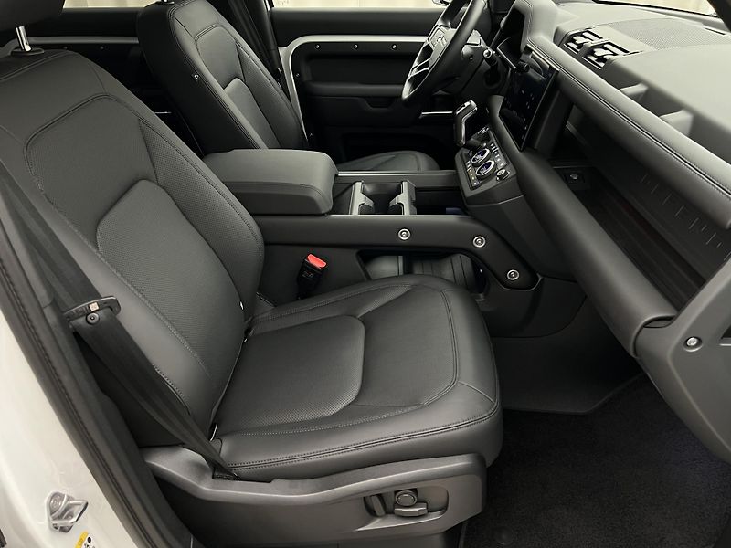 Land Rover Defender 110 D300 X-DYNAMIC SE AWD AUT  - fotka 17 z 43
