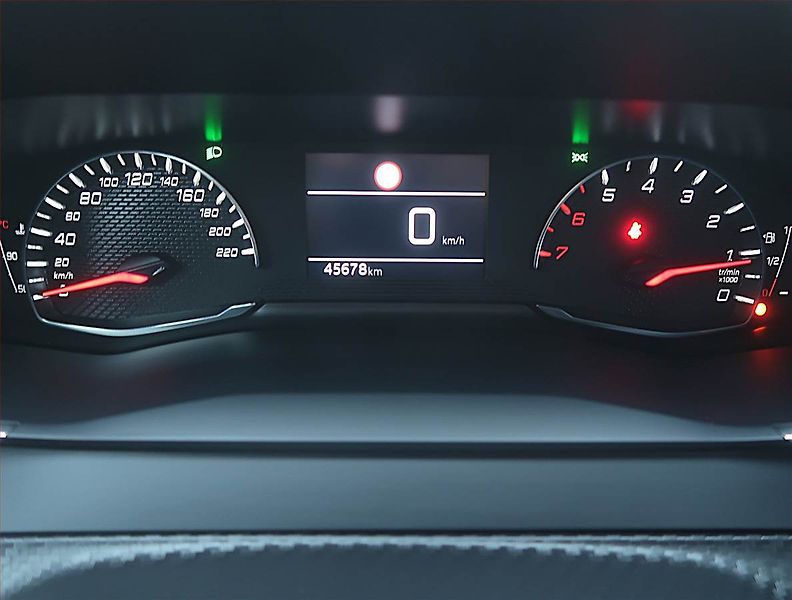 Peugeot 208 (2024) 1.2 PureTech, Tempomat - fotka 11 z 15
