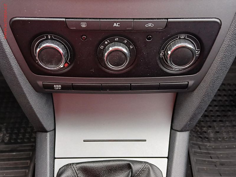 Škoda Octavia (2011) 1.6i, 2.maj,ČR - fotka 13 z 15