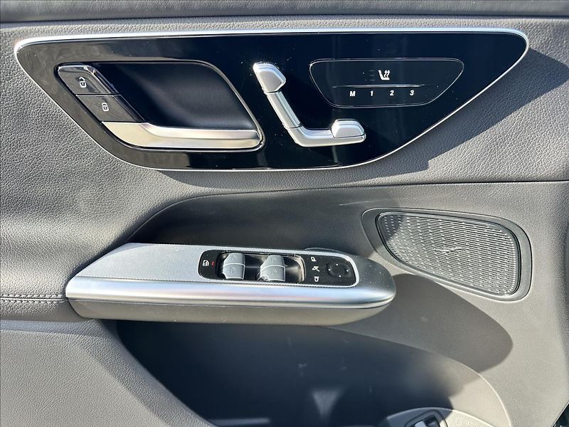 Mercedes-Benz GLC 300 4MATIC AMG linie - fotka 12 z 13