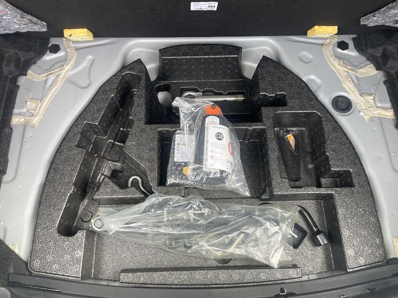 Toyota Auris 1.8i 16v HYBRID AUT SERVIS TOP - fotka 117 z 172