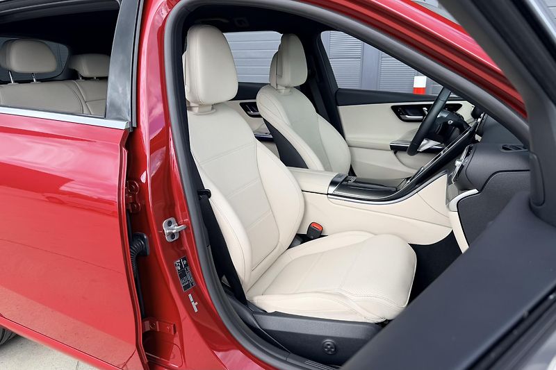 Mercedes-Benz Třídy C (2024) C 300 de 4Matic EQ - fotka 41 z 100