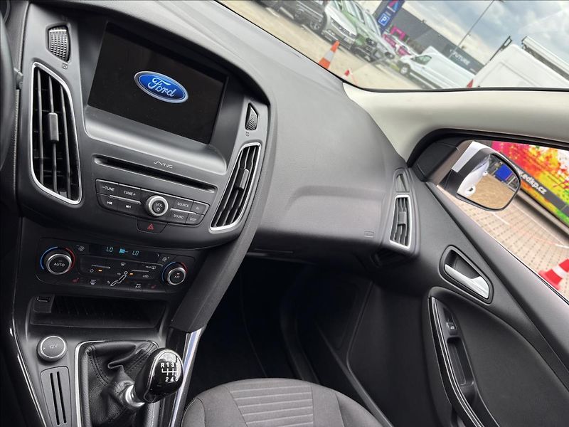Ford Focus 1,5 TDCI 88kW Titanium - fotka 32 z 36