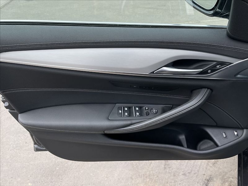 BMW Řada 5 2,0 530e xDrive A8 Luxury Line - fotka 14 z 22