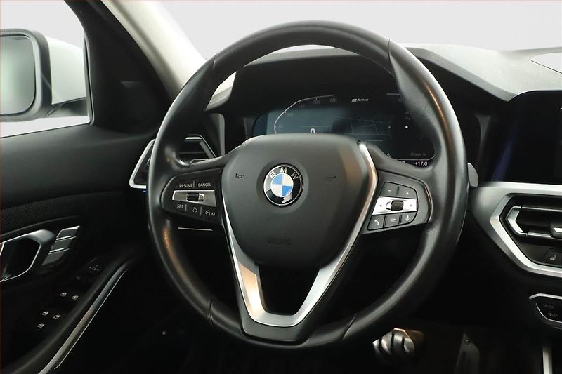BMW Řada 3 (2019) 330 e - fotka 14 z 19