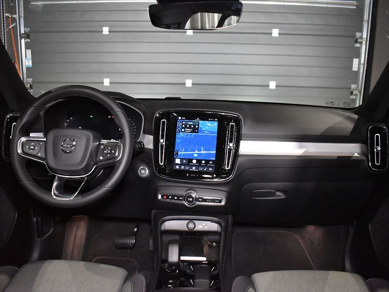 Volvo XC40 2,0 B3 PLUS Dark Bezklíč - fotka 13 z 22