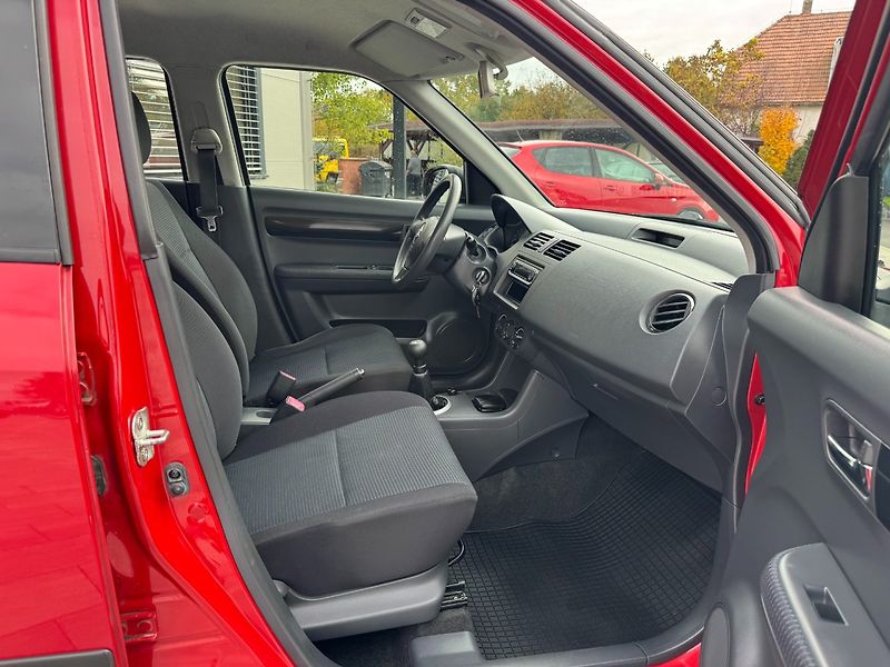 Suzuki Swift (2009) 1,3 i 66 Kw 4x4 - fotka 25 z 28