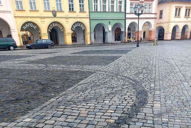 Následky nočního driftování na Valdštejnově náměstí v Jičíně.