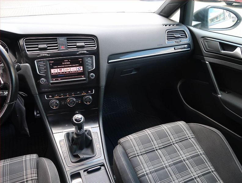 Volkswagen Golf (2016) 2.0 TDI GTD, Serv.kniha, Navi - fotka 8 z 20