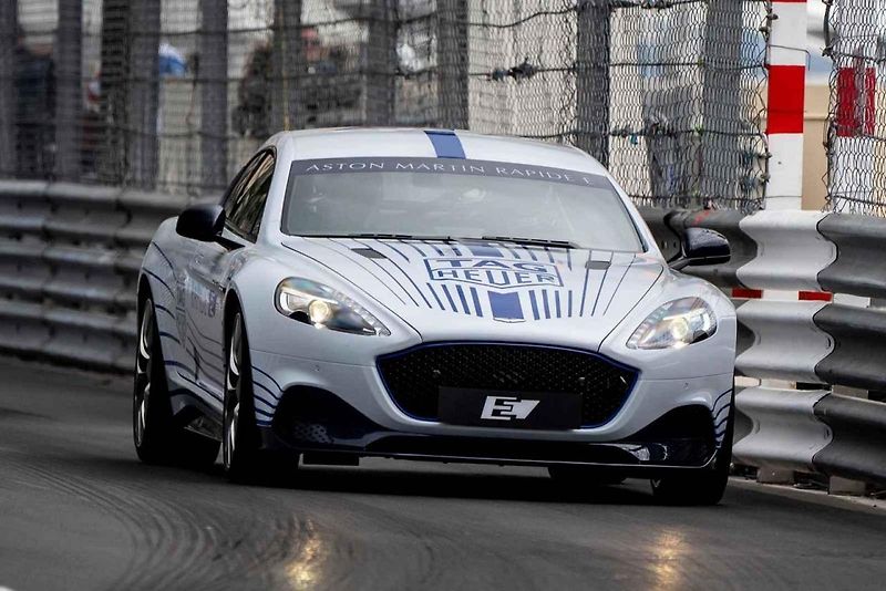 Aston Martin poprvé představil svůj elektrický Rapide v akci