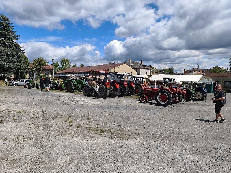 Žlutý Zetor 25 ve Skalné. V roce 1946 ho nastříkali barvou po Afrikakorpsu
