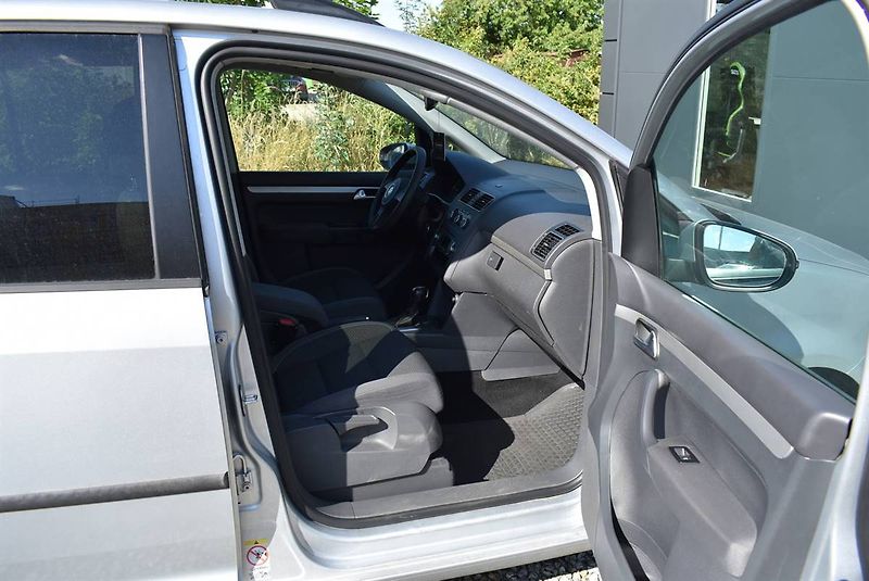 Volkswagen Touran 2,0 TDI DSG,1.M,PDC,KRÁSNÝ! - fotka 13 z 17
