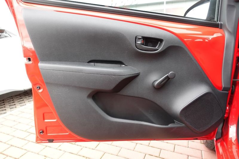 Toyota Aygo 1.0 VVT-i 5M/T x + comfort - fotka 8 z 23