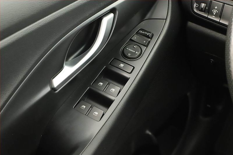 Hyundai i30 (2018) 1.4 T-GDI, Serv.kniha - fotka 12 z 14