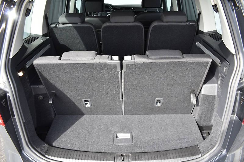 Volkswagen Touran (2023) 1.5TSI 110kW 7 míst, LED - fotka 13 z 25