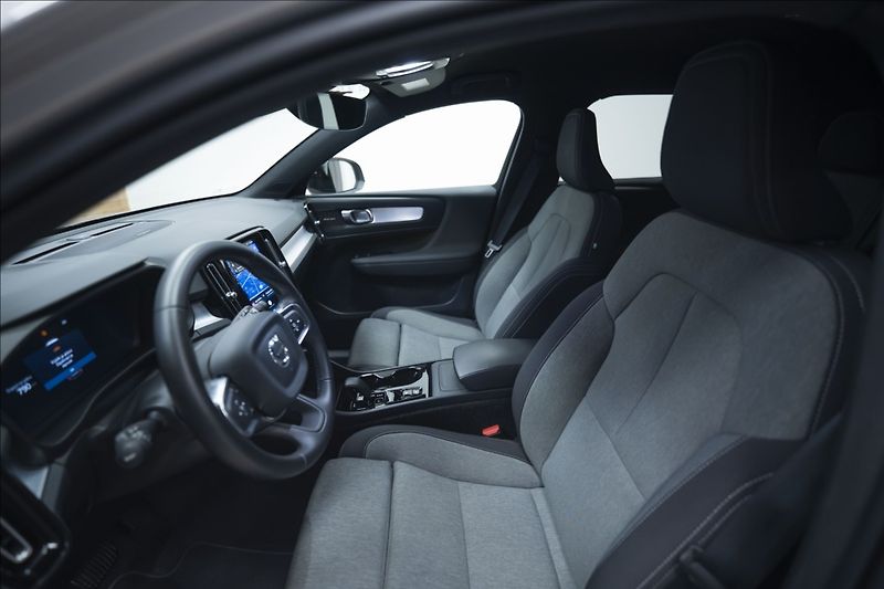 Volvo XC40 2,0 B3 NAVI KAMERA 360° TAŽNÉ - fotka 16 z 38