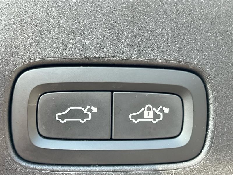 Volvo V90 2,0 187kW 8AT 2WD MOMENTUM  T5 - fotka 23 z 24